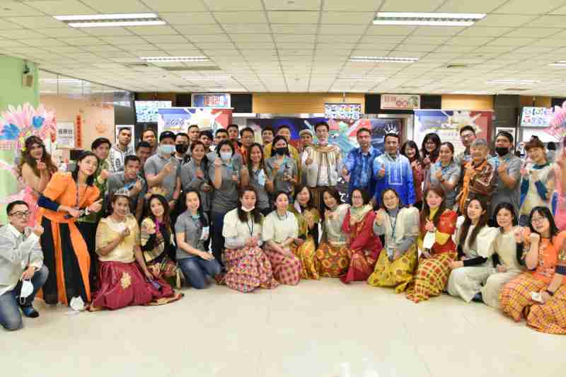 友達推動「安心、、、創新、、用心、、同心、、盡心」五星職旅，，，為菲籍員工打造全方位照護，，，首度贏得「人權實踐與發展領袖獎」殊榮