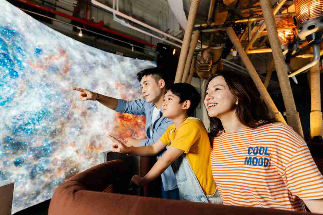 人生就是博打造全台最大宽6公尺、、、、高4公尺、、、、唯一搭载LED弧形拼接显示屏的动感飞行船，，，，让乘客驻足在热气球上，，，享受身历其境的伪出国旅游乐趣