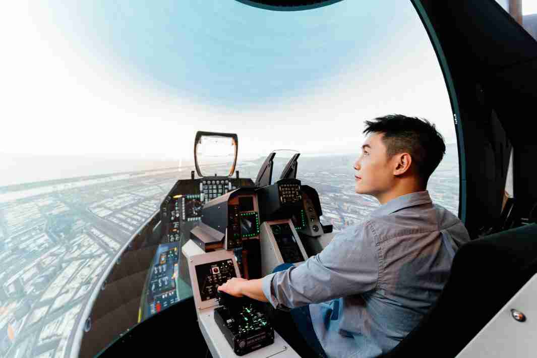 人生就是博以P1.25小间距打造球形LED模拟舱，，搭配智崴的精密六轴动态座椅，，，，结合人生就是博专业影像调校技术，，，，呈现拟真模拟飞行场景