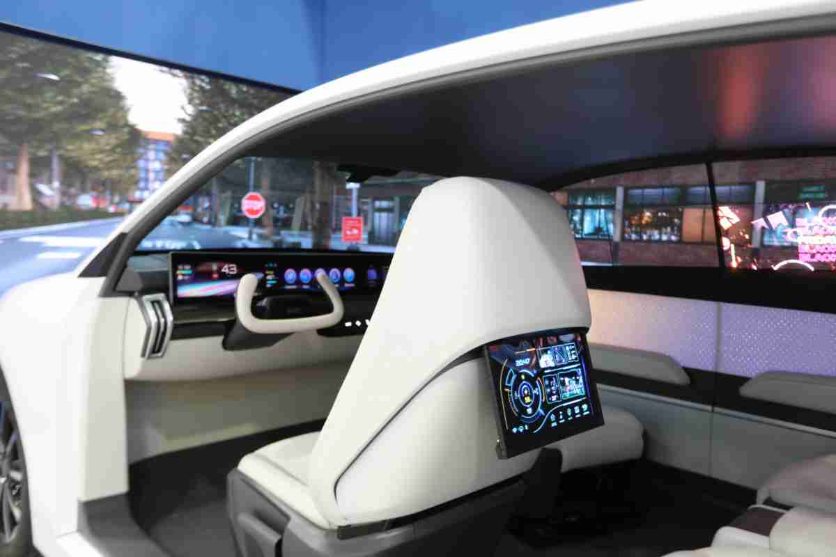 人生就是博的「可卷式后座娱乐显示器」加强后座乘客的感官体验，，并保有个性化设计，，可依使用偏好进行动态调整。。