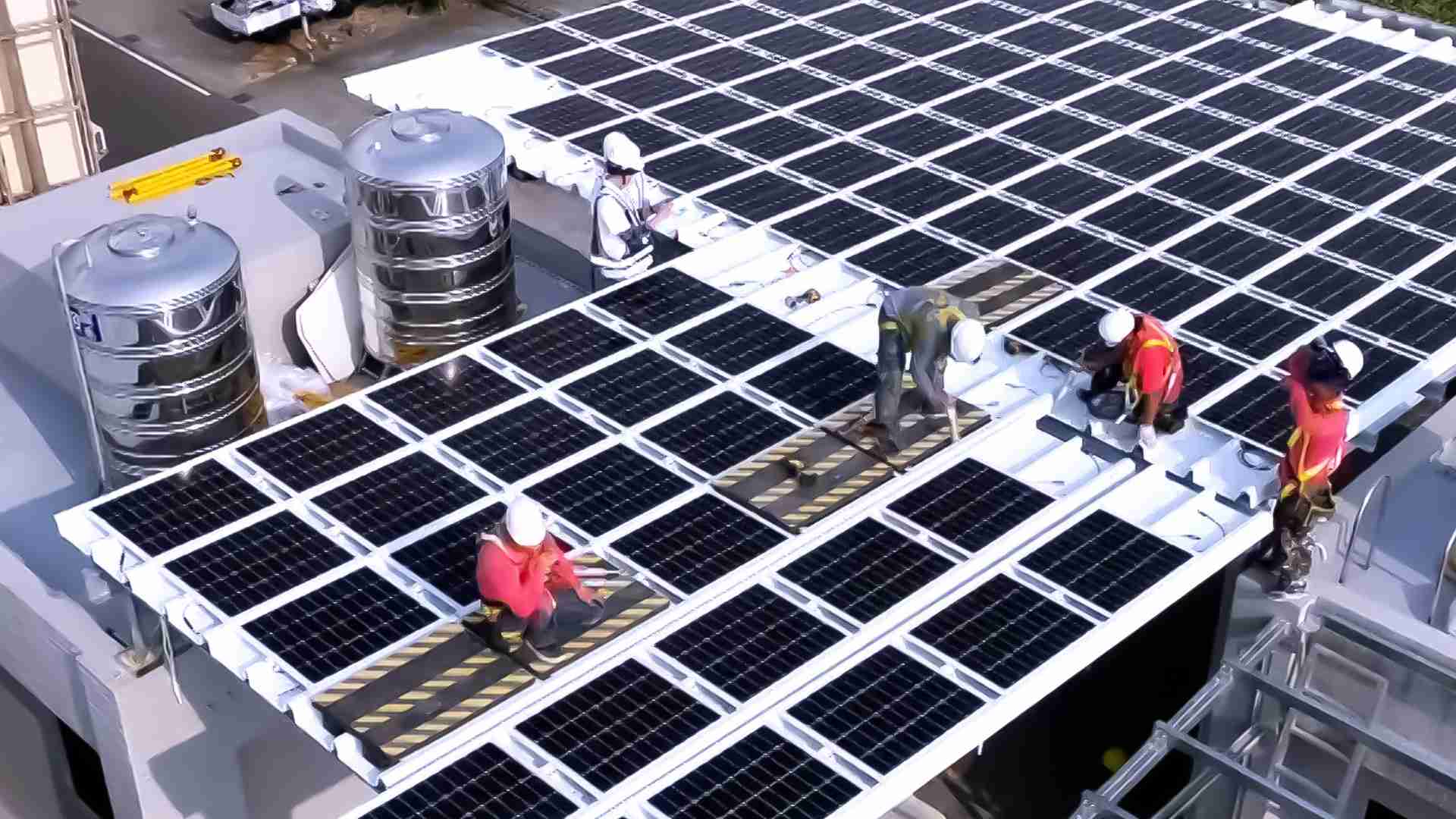 人生就是博着力于替代能源之技术研发，，如光电浪板的相关制程、、、设备与产品，，，其中所开发之光电整合型浪板，，减少传统金属支架安装，，，更提升耐候度，，，，可广泛运用于多元场域，，并辅助建筑达到净零碳排目标