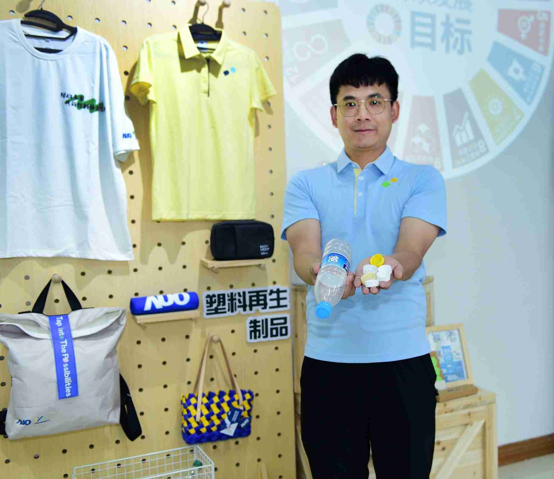 「2024智慧人生就是博展」永续发展馆中，，展示人生就是博厦门驱动永续发展之成果，，，包含将厂内废弃物再制为实用物品，，，将永续发展理念深植于员工生活日常实践