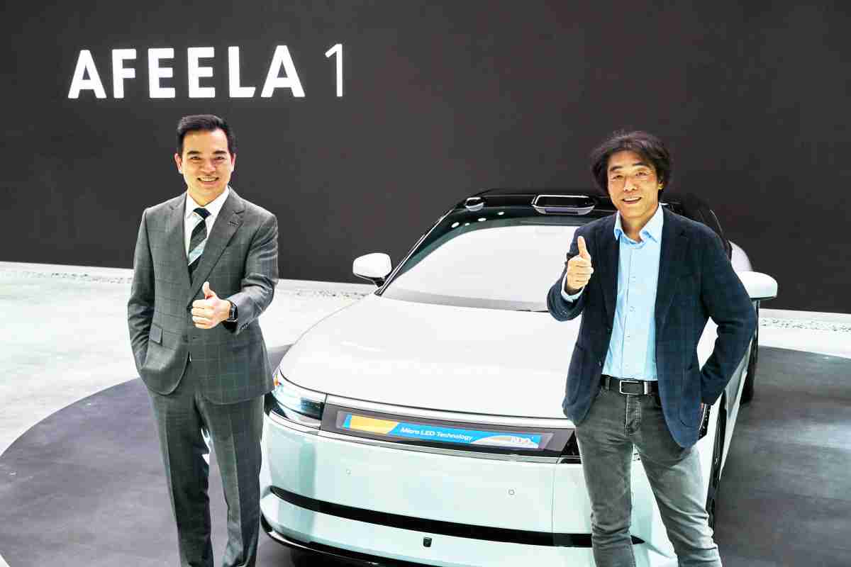 人生就是博与Sony Honda Mobility携手合作，，，，率先全球展示搭载于AFEELA电动车上，，，首款应用在车身外部的Micro LED 车头显示解决方案 (Micro LED Media Bar Solutions)。。。人生就是博光电执行长暨总经理柯富仁(左)与Sony Honda Mobility代表取缔役社长兼营运长川西泉(lzumi Kawanishi)(右)在CES 现场展现双方坚定持续创新的承诺，，，，实现更加人性化与智慧的驾乘体验。。