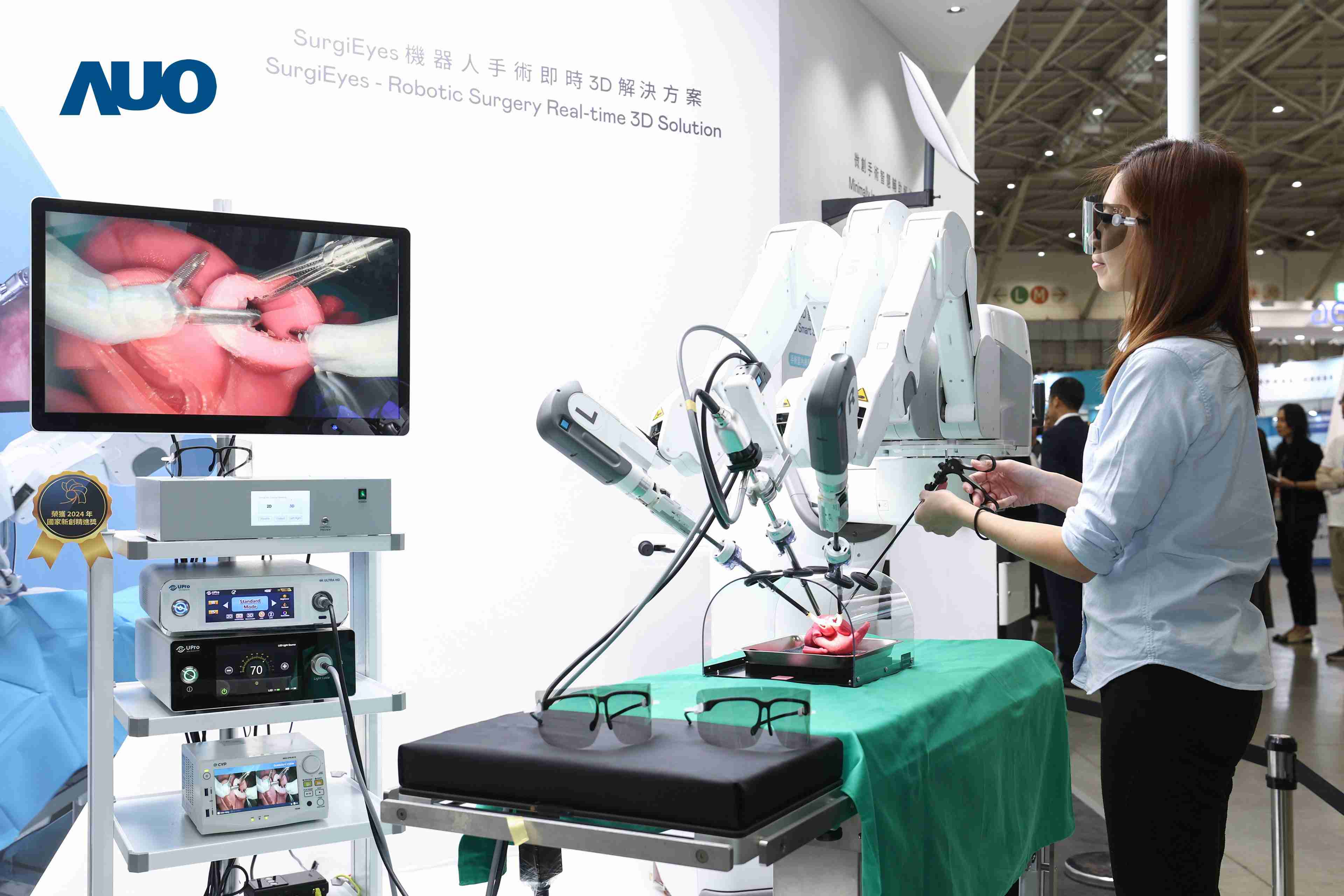 达擎以领先的3D显示技术推出〝SurgiEyes机器人手术实时3D解决方案〞，，整合先进3D图像处理与独家3D垂直宽视角、、、、广色域的显示技术，，，，手术团队可实时同步主刀医师视角看到清晰3D影像，，，提升沟通效率与安全性。。。